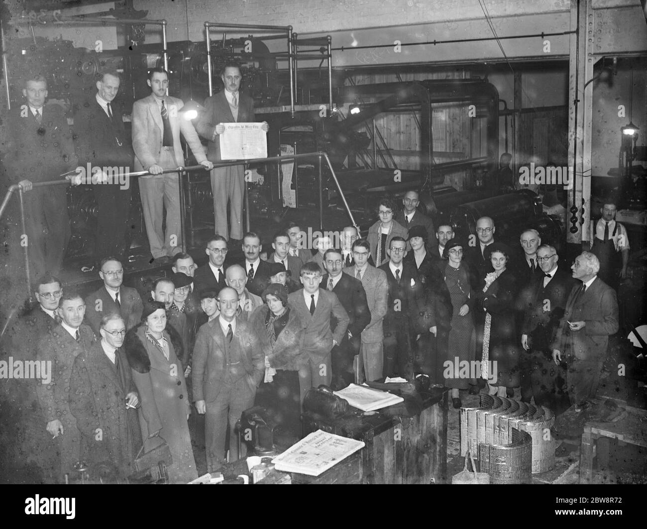 Visita del Rotary Club al palazzo del Kentish Times . I visitatori fotografati nelle stamperie . 8 novembre 1935 Foto Stock