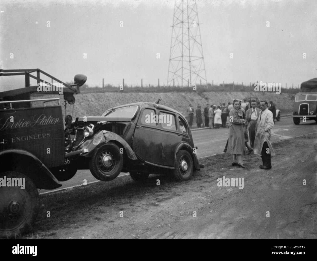 Incidente automobilistico a Gorse Hill a Farningham . L'auto danneggiata è stata trainata il 30 agosto 1938 Foto Stock