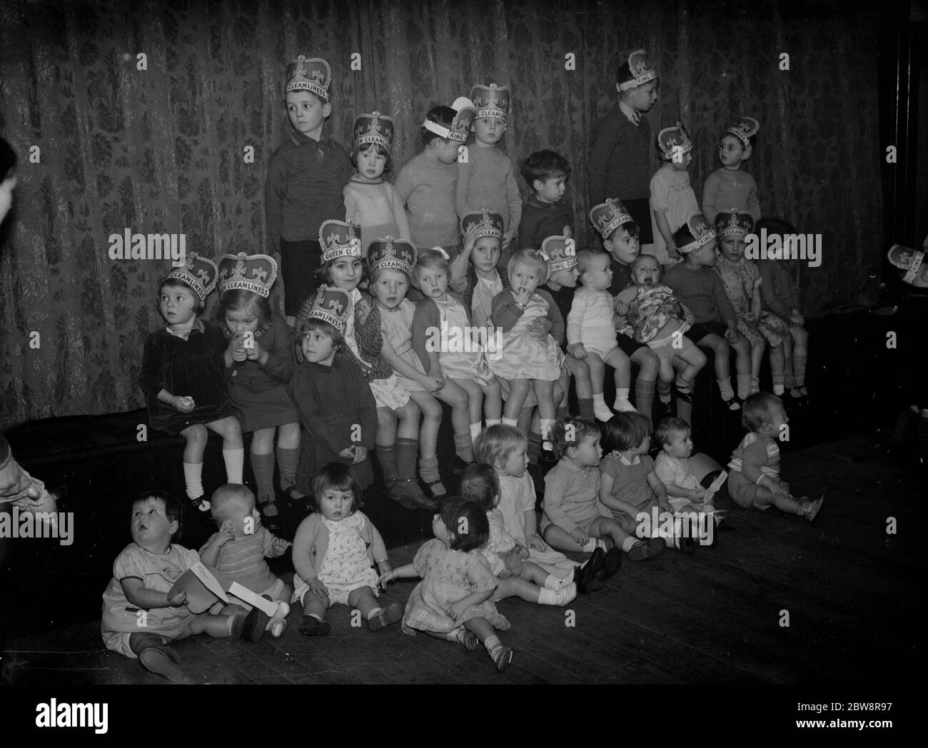 Gruppo dei bambini ad una festa dei bambini a Horton Kirby , Kent . 1938 Foto Stock Gruppo dei bambini ad una festa dei bambini a Horton Kirby , Kent . 1938 Foto Stock