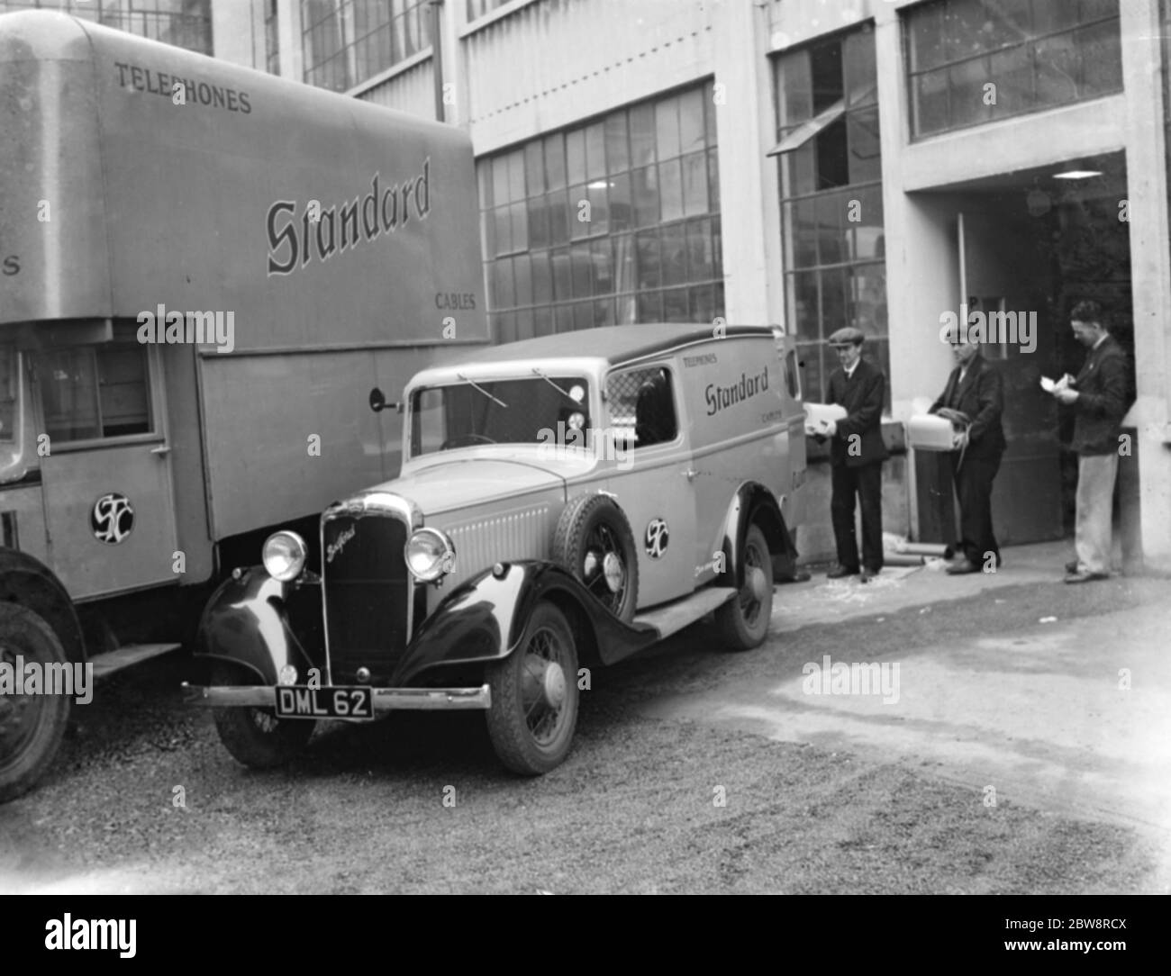 I camion Bedford appartenenti alla Standard Telephone and Cables Company Ltd , che vengono caricati fuori dalla loro fabbrica . 1936 . Foto Stock