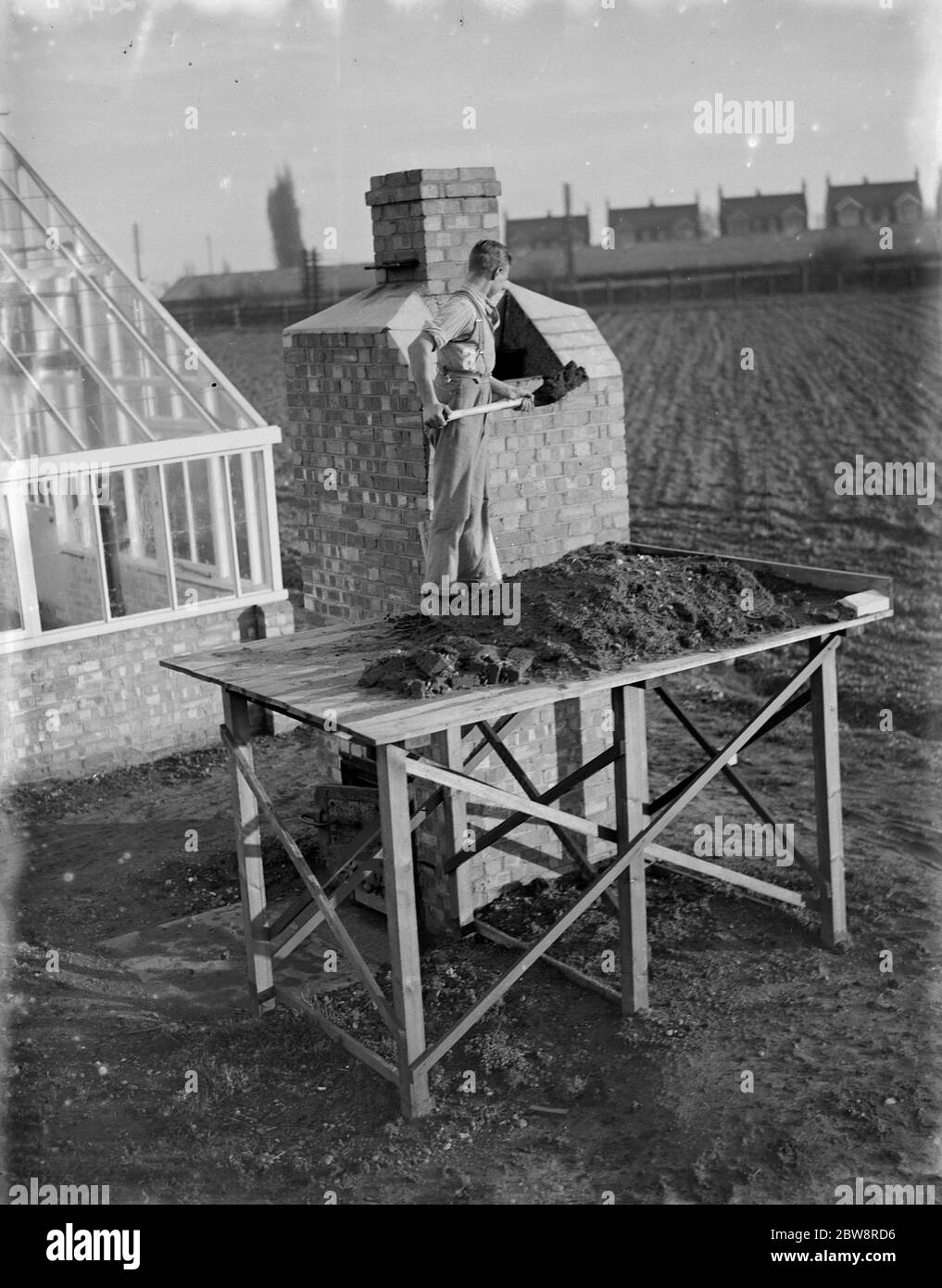 Stufa di sterilizzazione del suolo presso lo Swanley Horticultural College , Swanley , Kent . 1935 Foto Stock