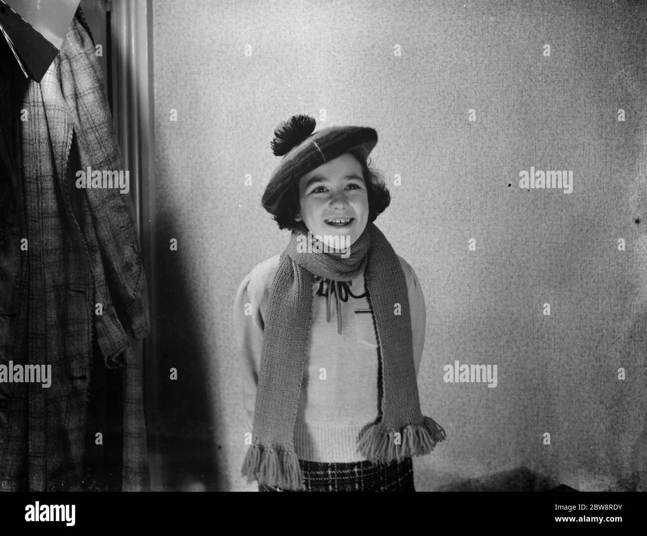 Sig.na Miriam Ainsley indossando il suo berretto e sciarpa. 17 gennaio 1938 Foto Stock