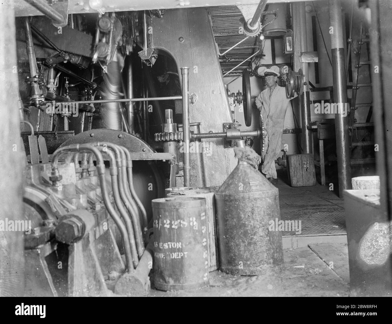 Il capo ingegnere nel locale motori del vaporizzatore a trampale Th' SS Eston'. 1935 Foto Stock