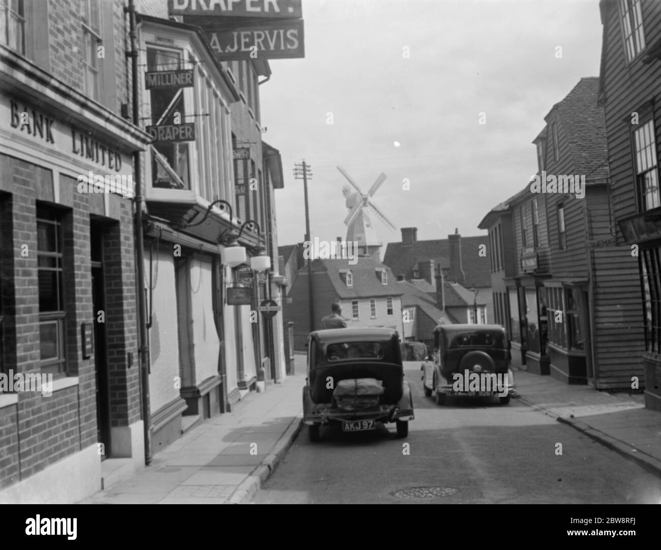 Il vecchio mulino a Cranbrook , Kent , visto dalla strada alta . 1938 Foto Stock