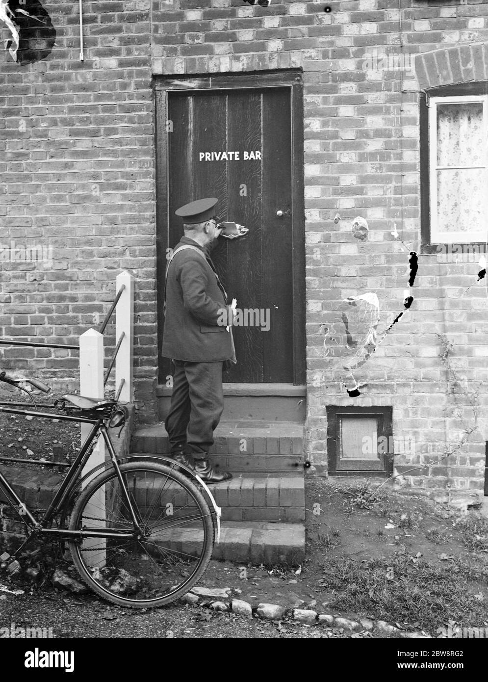 Un postino a Chelsfield , Bromley , che consegna il posto . 1938 Foto Stock