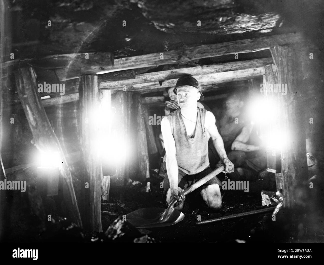 Minatore di carbone che lavora giù il gambo della miniera . 1935 Foto Stock