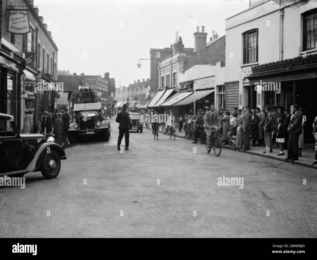 I vigili del fuoco si occupano di un fuoco al parrucchiere Shaws sulla strada alta a Sidcup , Kent . 1938 Foto Stock