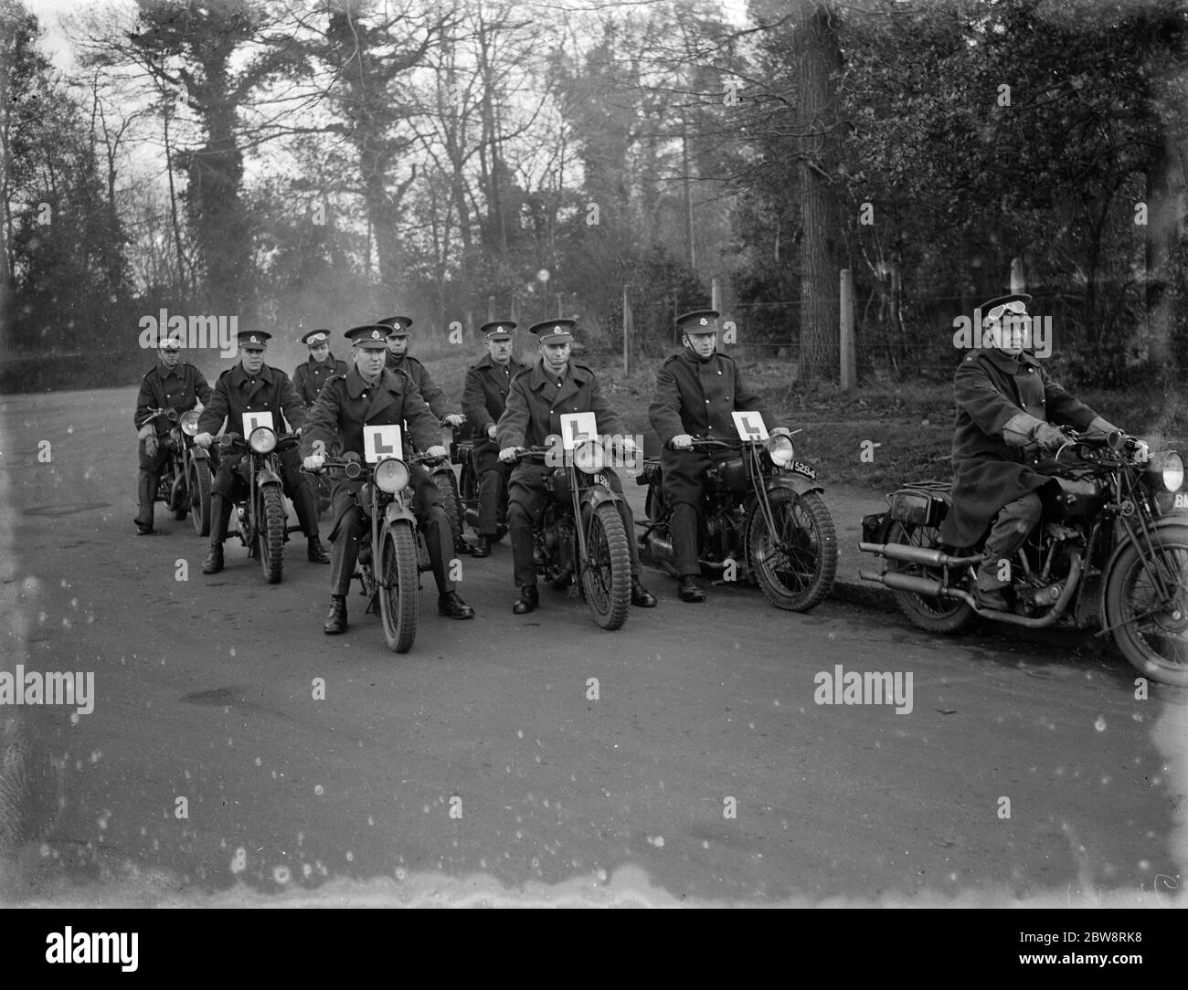 Un gruppo di giovani soldati con il loro istruttore , imparando a cavalcare i motobikes . 1935 Foto Stock