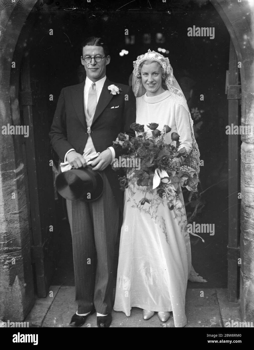Il matrimonio di Miles and Crabb a Orpington , Kent . Lo sposo e lo sposo che lasciano la chiesa . 1935 Foto Stock