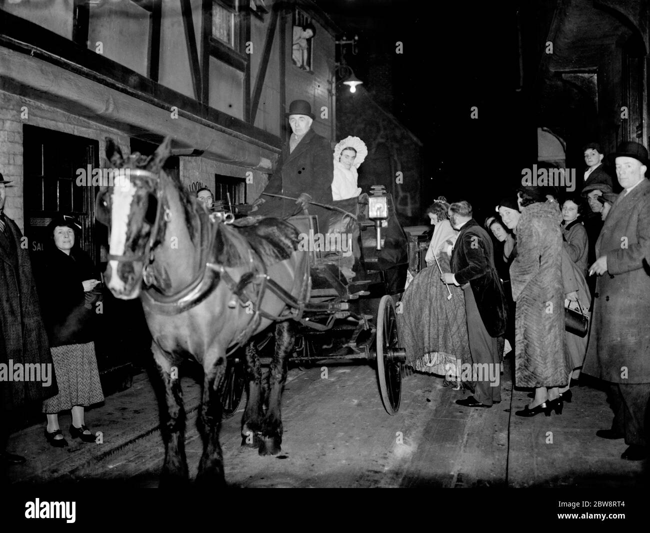 Partenze in carrozza trainata da cavalli dal primo pallone vittoriano a Dartford in Kent . 1938 Foto Stock