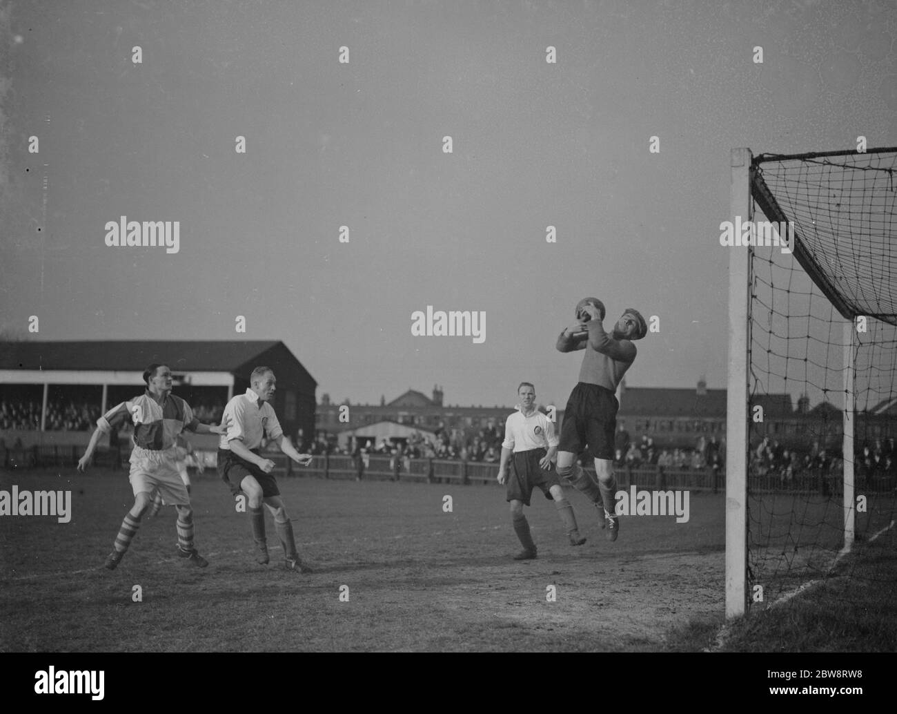 Partita di calcio ; Erith e Belvedere contro Maidenhead . Il goalie fa un salvataggio . 1938 Foto Stock