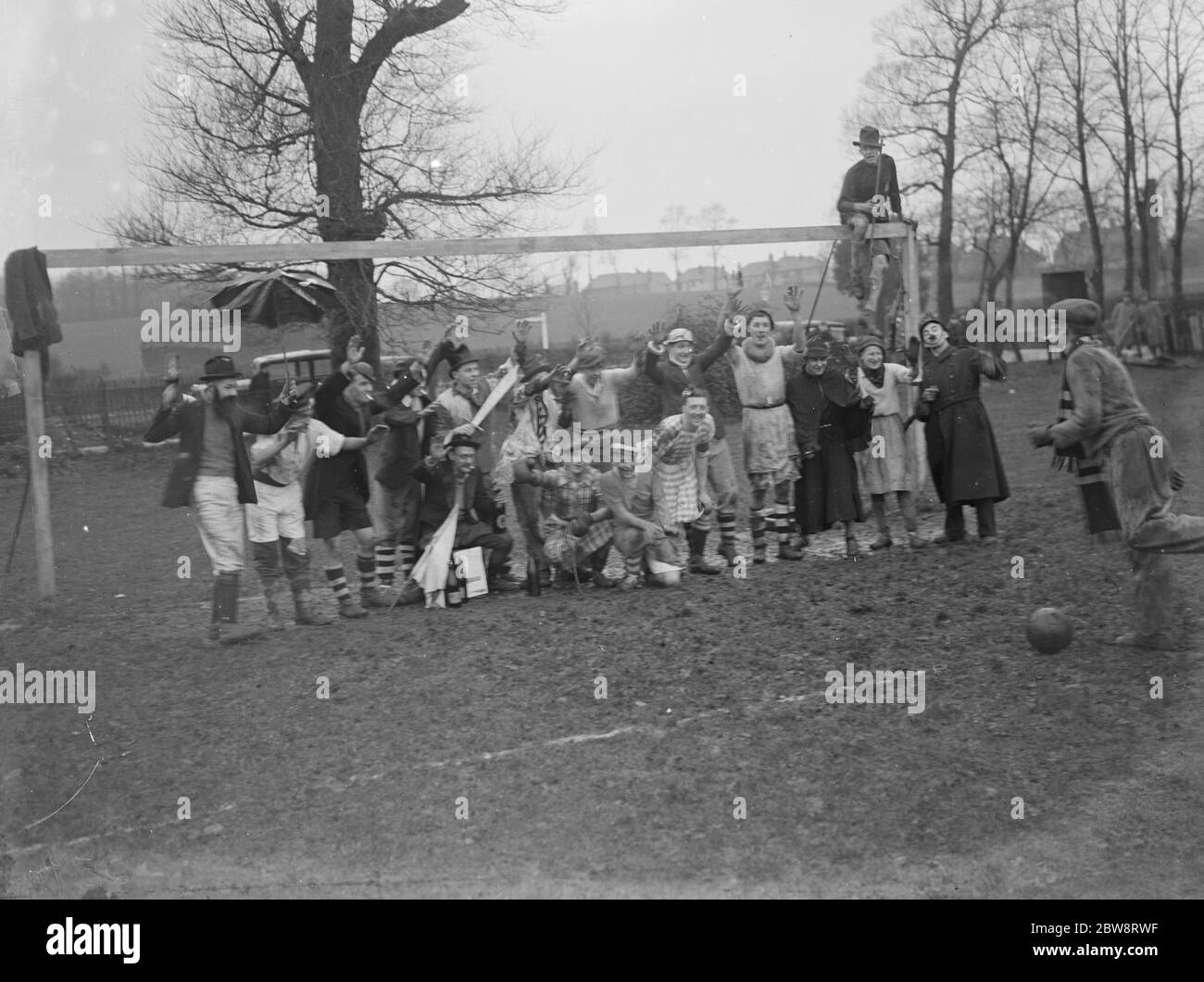 La partita di calcio a fumetti del Boxing Day giocata da Sidcup Rovers . 1935 Foto Stock