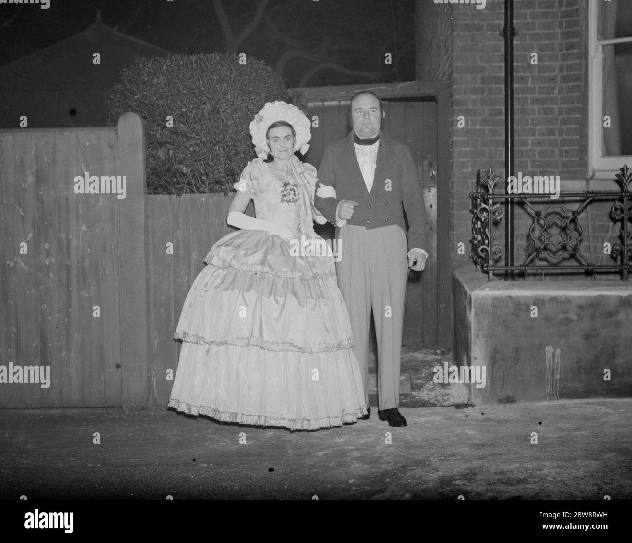 Fotografo , John Topham con Miss Haken , vestito in costume vittoriano . 1938 Foto Stock