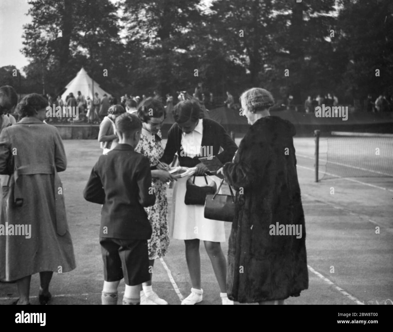 Miss e M Denney al Miller Hospital tennis prato concorso firma autografi . 1938 Foto Stock