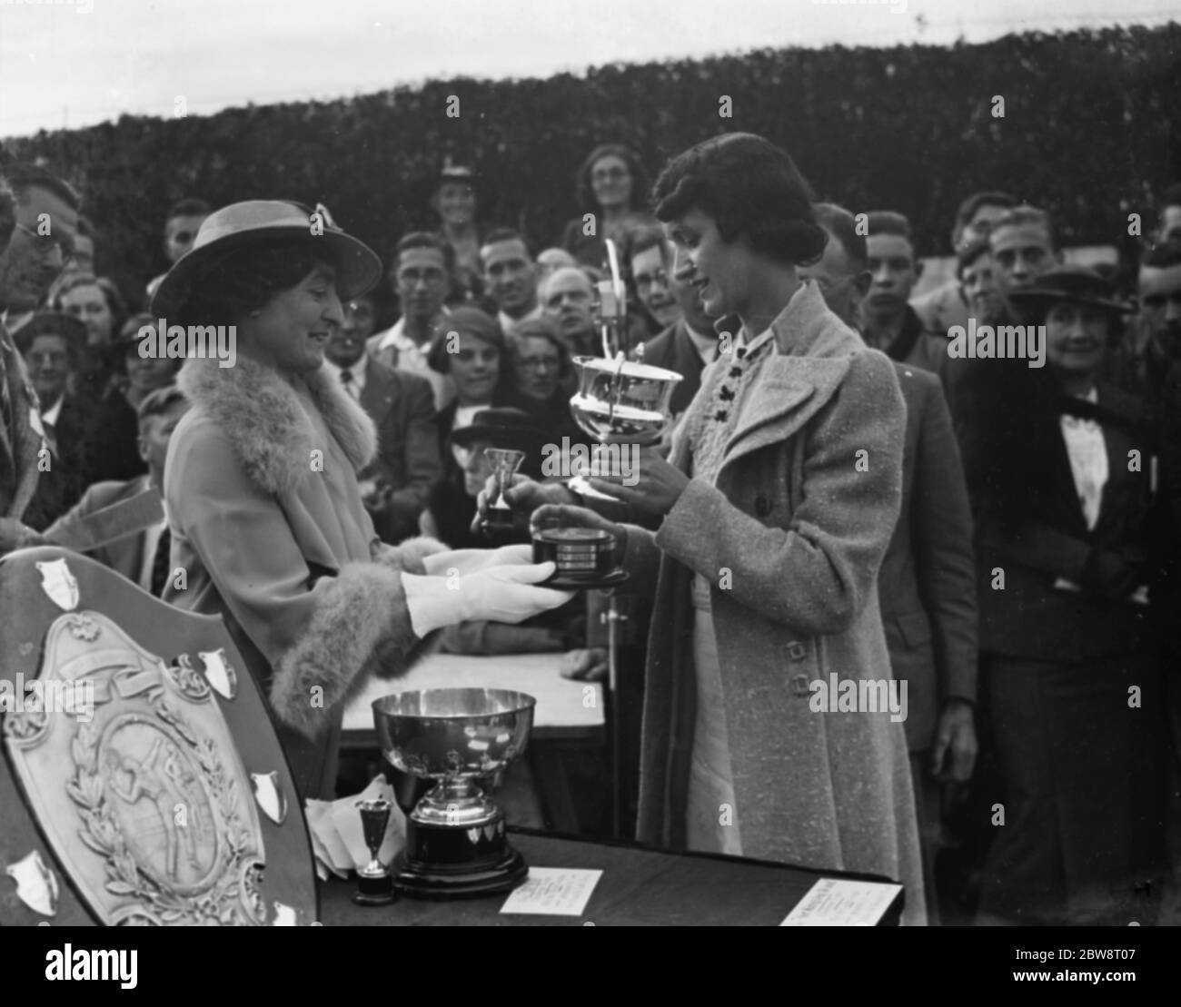 Miss e M Denney viene presentato con un trofeo al Miller Hospital tennis prato concorso . 1938 Foto Stock