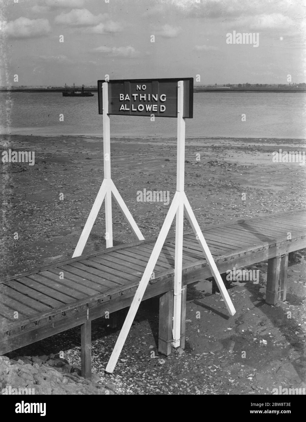 Divieto di balneazione indicazione' non e consentito bagnare' 1938. Foto Stock