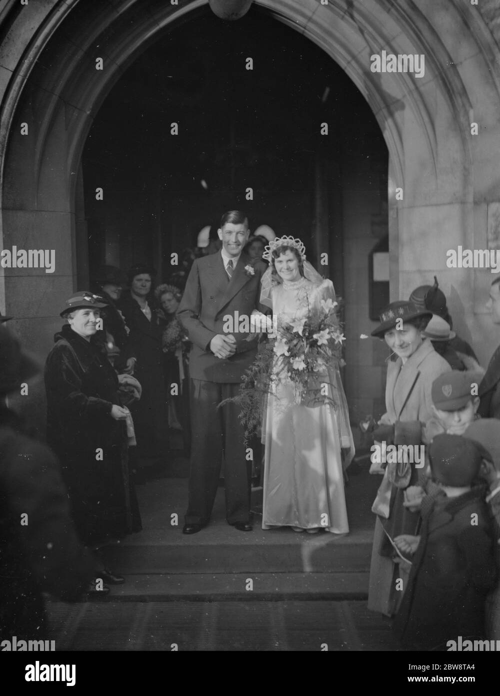 Le nozze di MR A Gower e Miss D Barnet . Lo sposo e lo sposo lasciano la chiesa . 19 febbraio 1938 Foto Stock