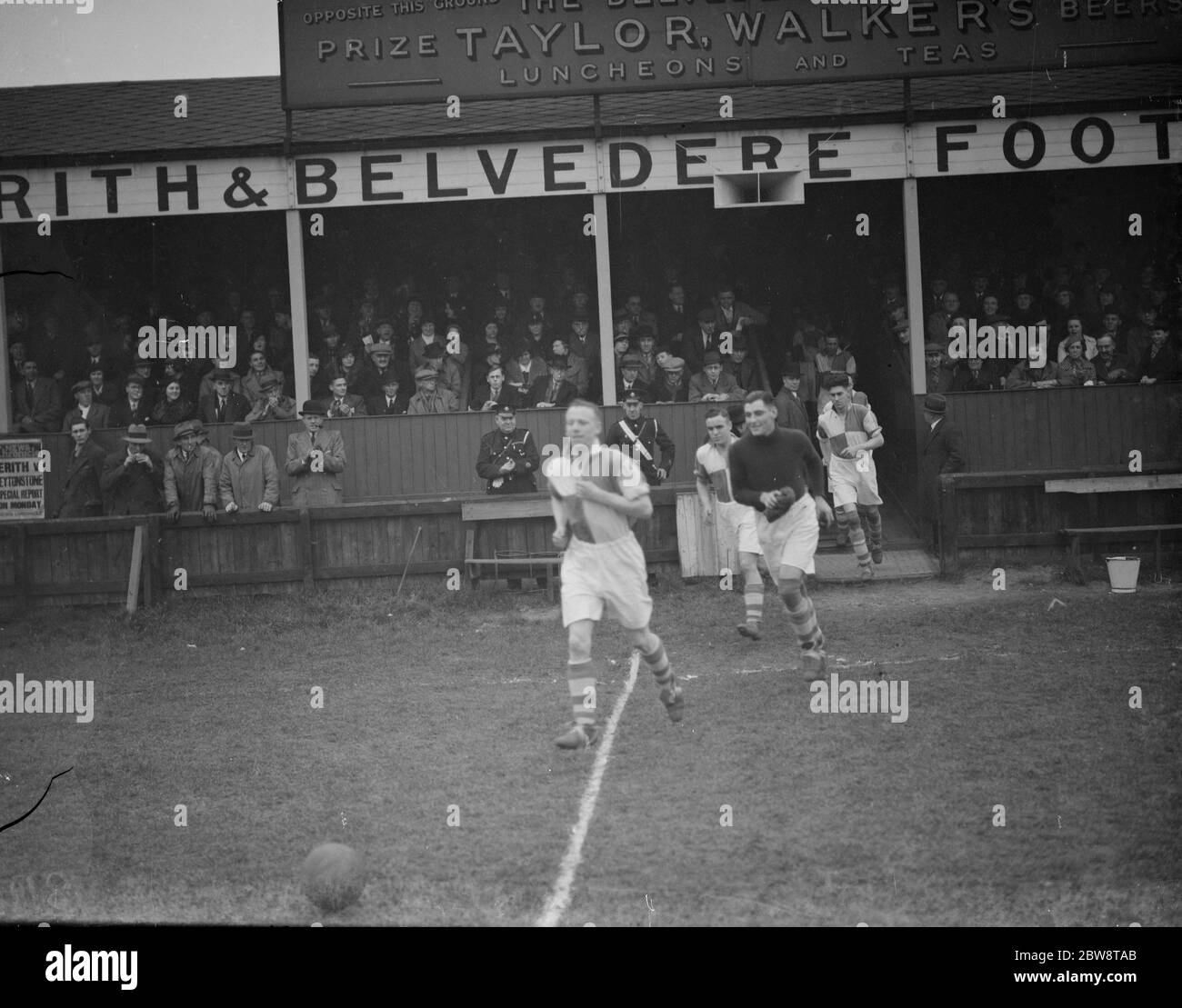 Erith e Belvedere contro Leytonstone - fa Amateur Cup - 26/02/38 . Le squadre escono sul campo . 1938 Foto Stock