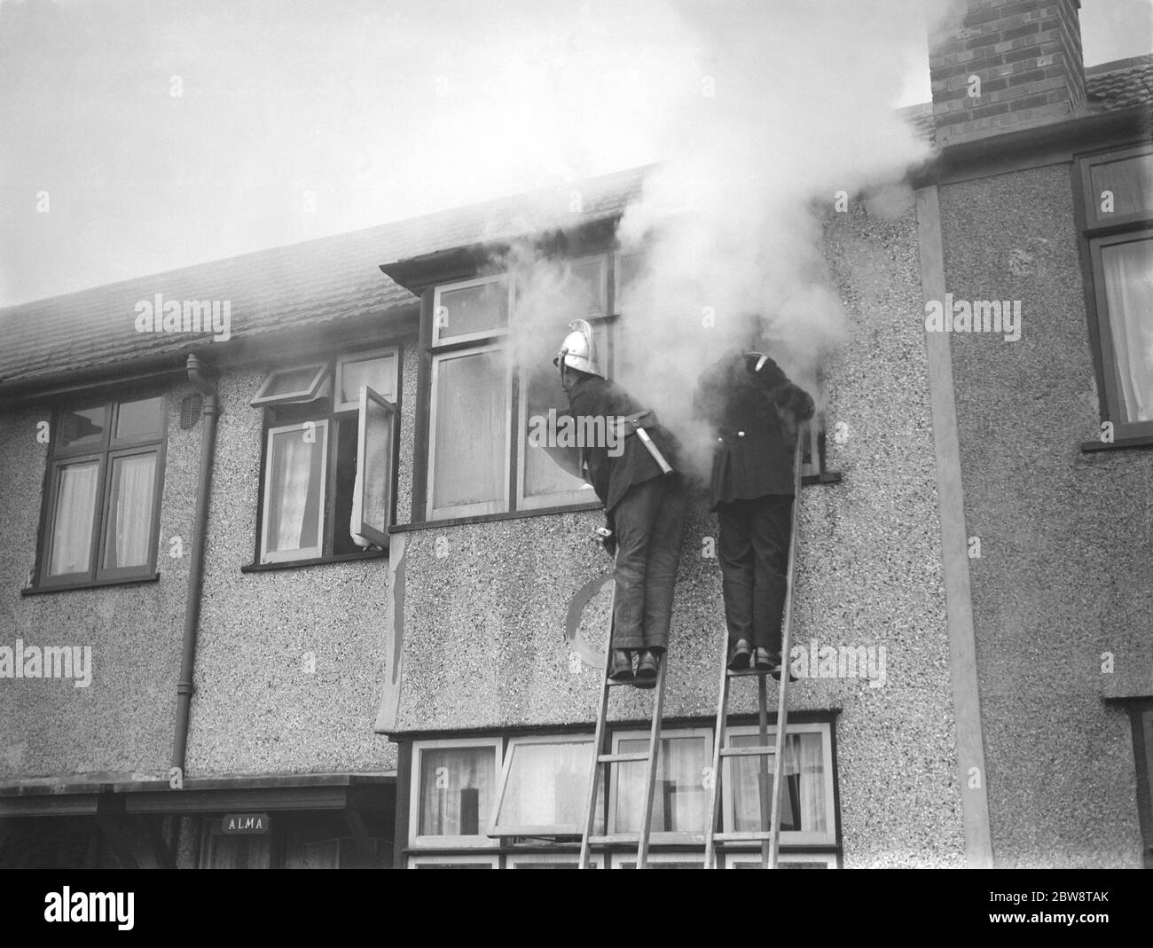 Giovane donna con un estintore per spegnere un incendio dal forno a casa  Foto stock - Alamy