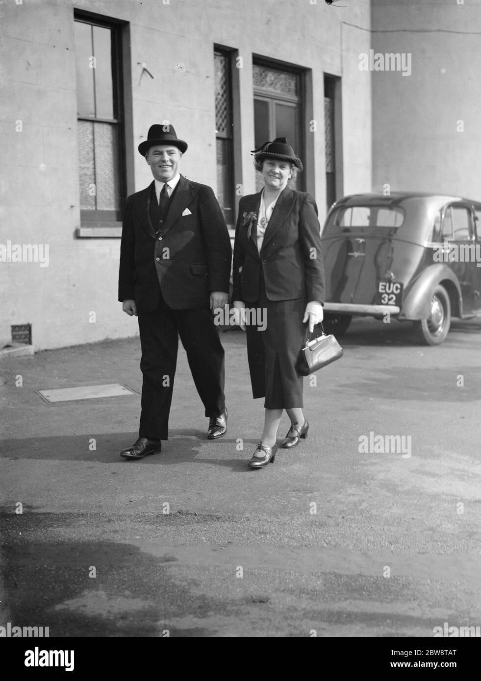 La signora Janet' Jennie' Adamson, partito laburista per candidato elettorale di Dartford, Kent, camminando con il marito, il signor Adamson. 1938 Foto Stock