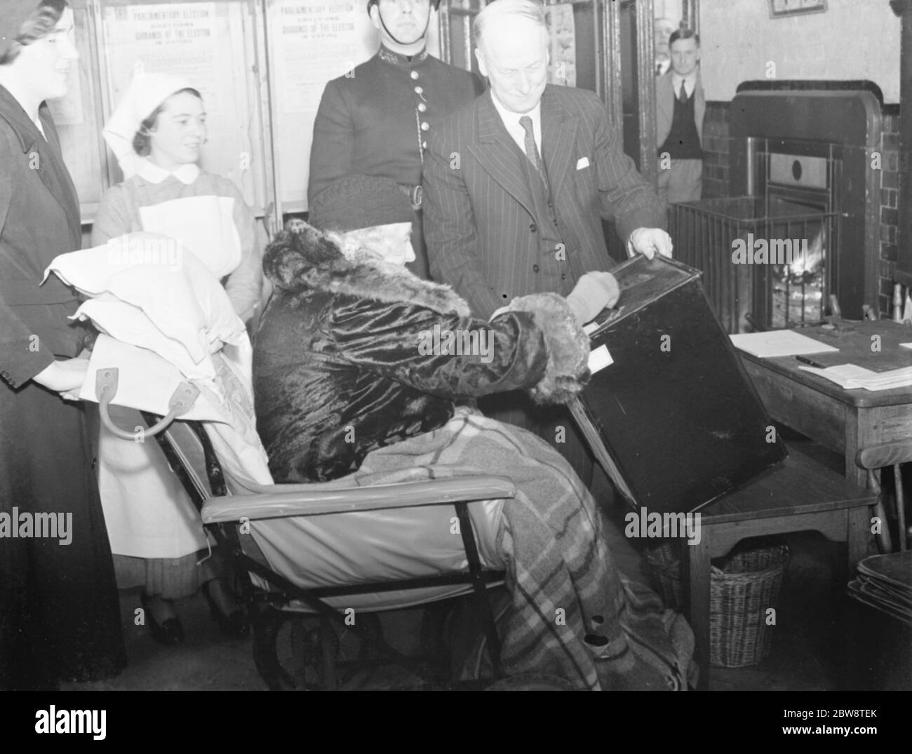 Maggio , contessa di Limerick che ha votato nel Dartford by - Election , come P C 356 Sinclair sta vicino . 1938 Foto Stock