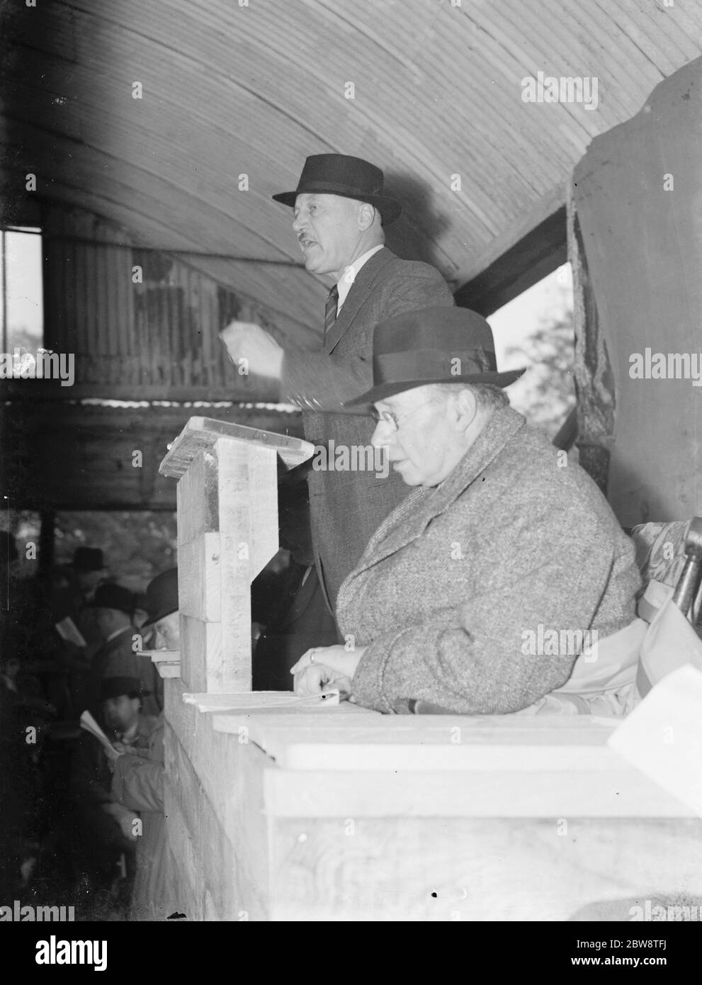 Sir Bernard Greenwell e MacDonald Fraser, in una vendita di bestiame a Woldingham, Surrey. 1938 Foto Stock