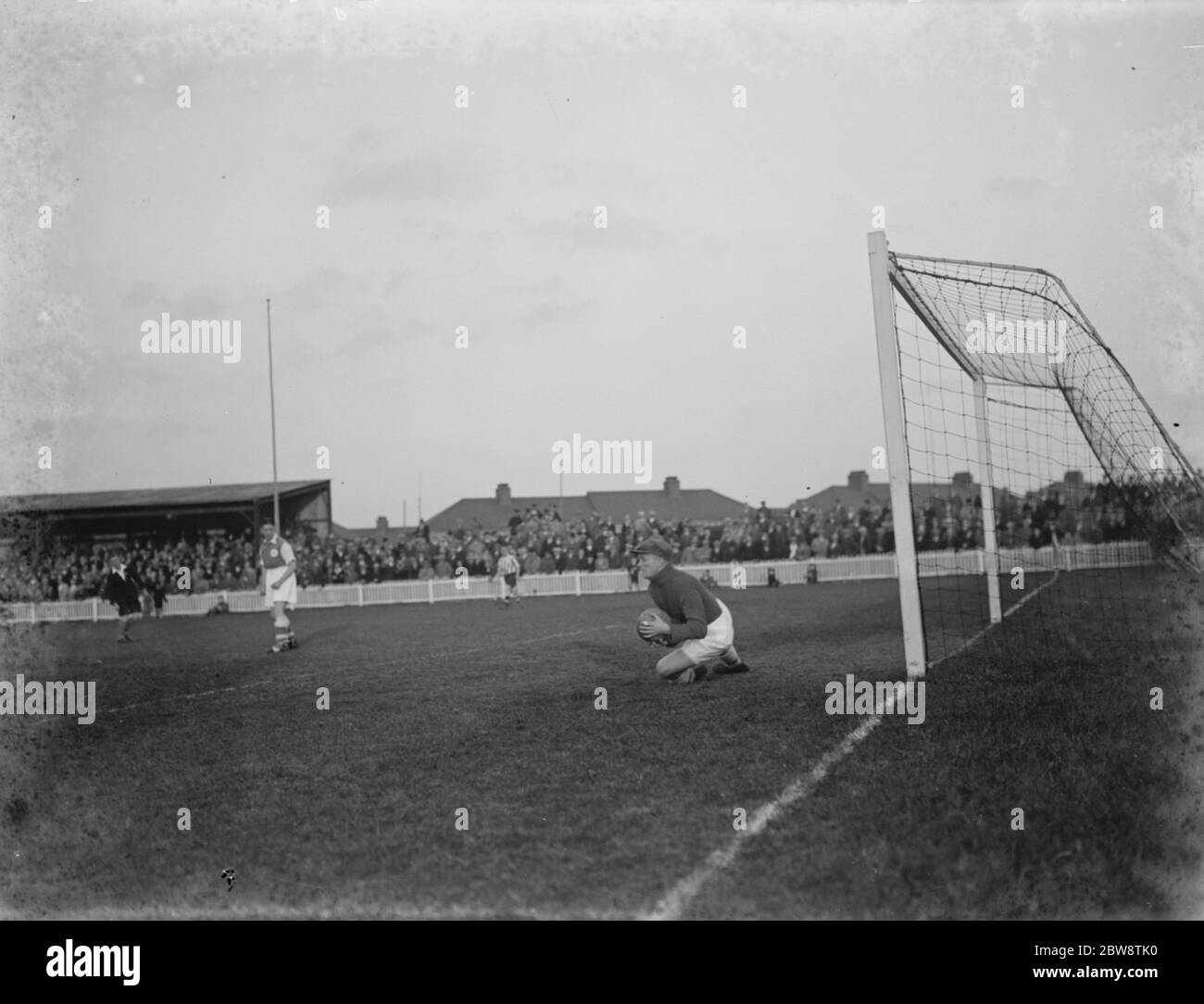 Dartford vs. Ipswich Town - Lega Sud - 24/10/36 . Portiere fa un salvataggio . 1936 Foto Stock