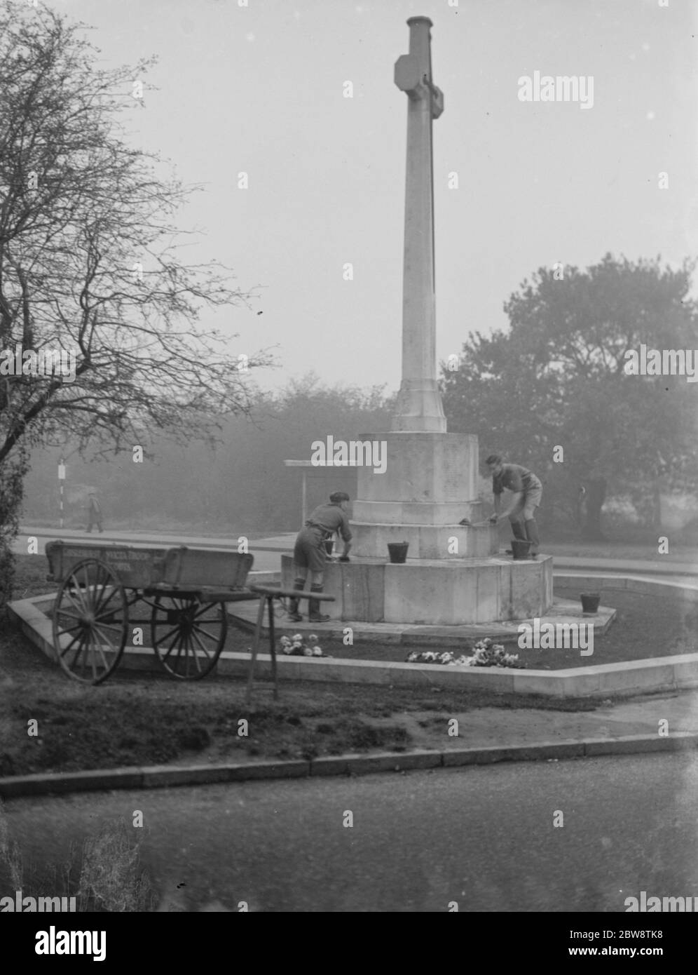 Due ragazzini scout puliscono il memoriale di Chislehurst , Kent . 1936 Foto Stock