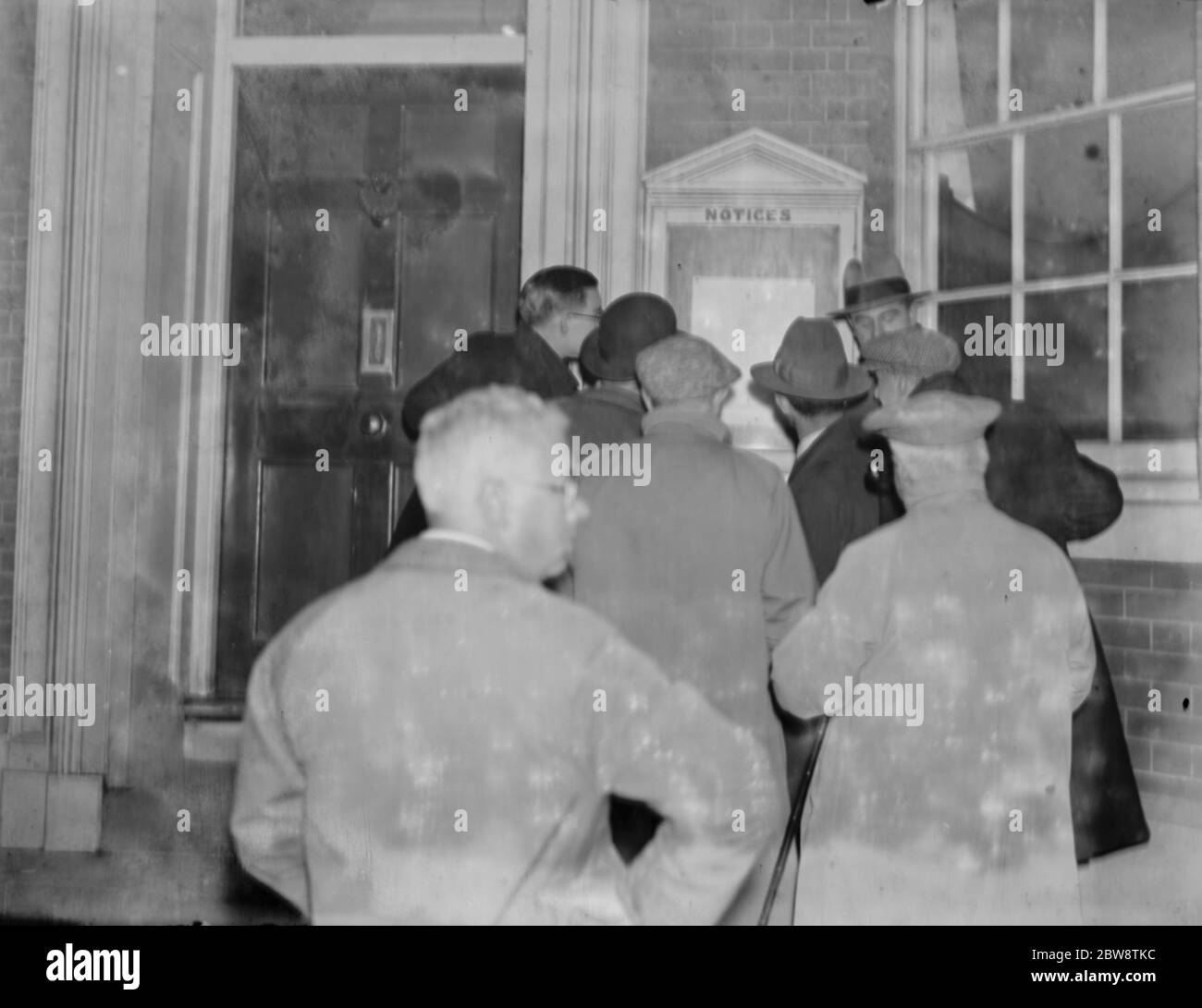 Gli elettori si danno da spunto alla stazione di voto di Dartford . 1936 Foto Stock