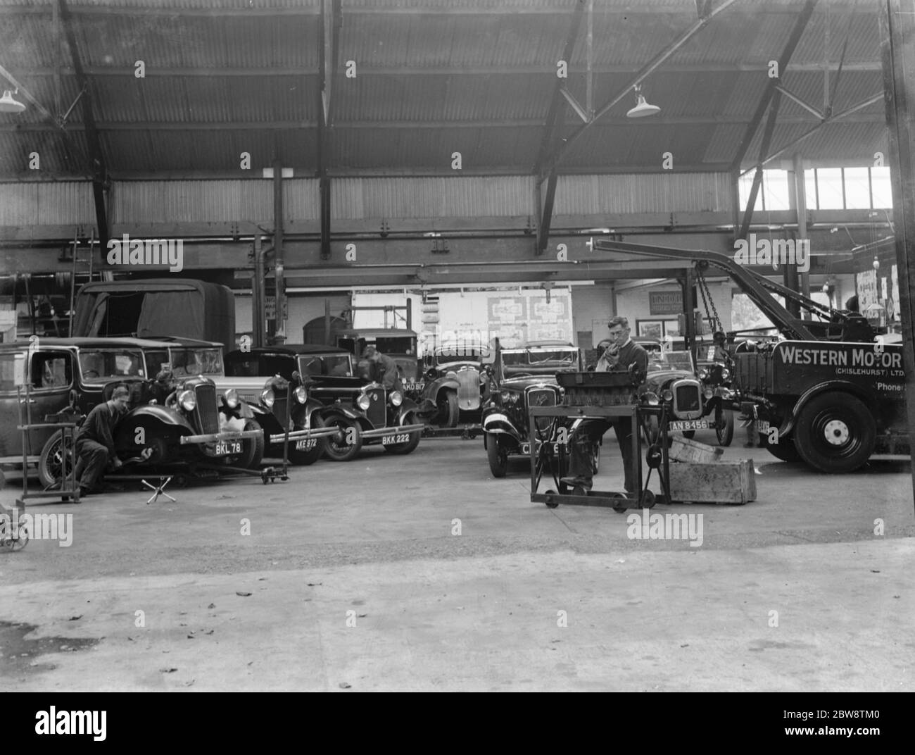 Automobili all'interno del garage Western Motor Works . 1936 . Foto Stock
