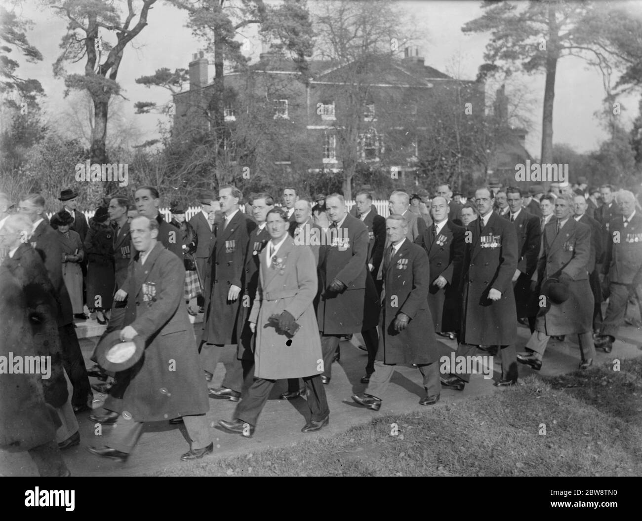 Servizio memoriale armistizio a Sidcup , Kent . I veterani marciano per strada . 8 novembre 1936 Foto Stock