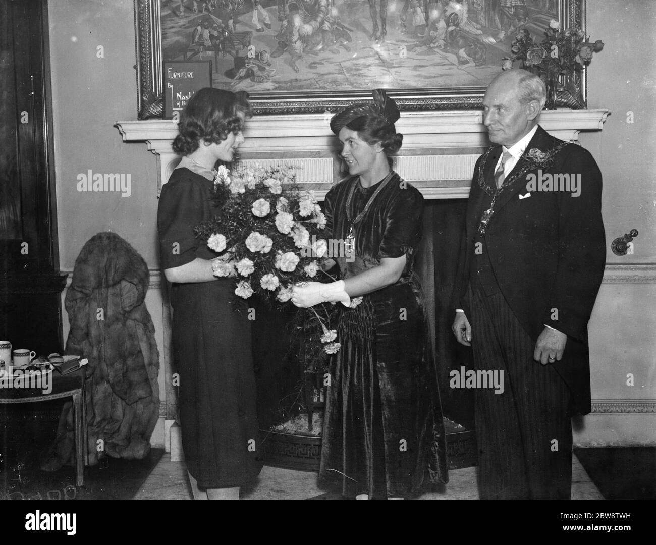 La sig.ra J M Leyton presenta un bouquet di fiori alla maya di Bexley, la sig.ra Buckingham. 1938 Foto Stock