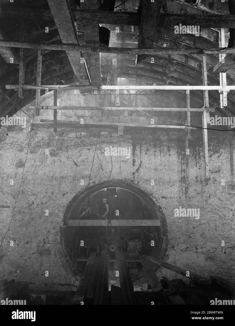 La costruzione del Dartford Tunnel , dove recentemente è stato completato un tunnel pilota . Qui si può vedere lo scudo di tunneling sul lato Kent del tunnel , proprio prima dell'ingresso al tunnel pilota . 1938 Foto Stock