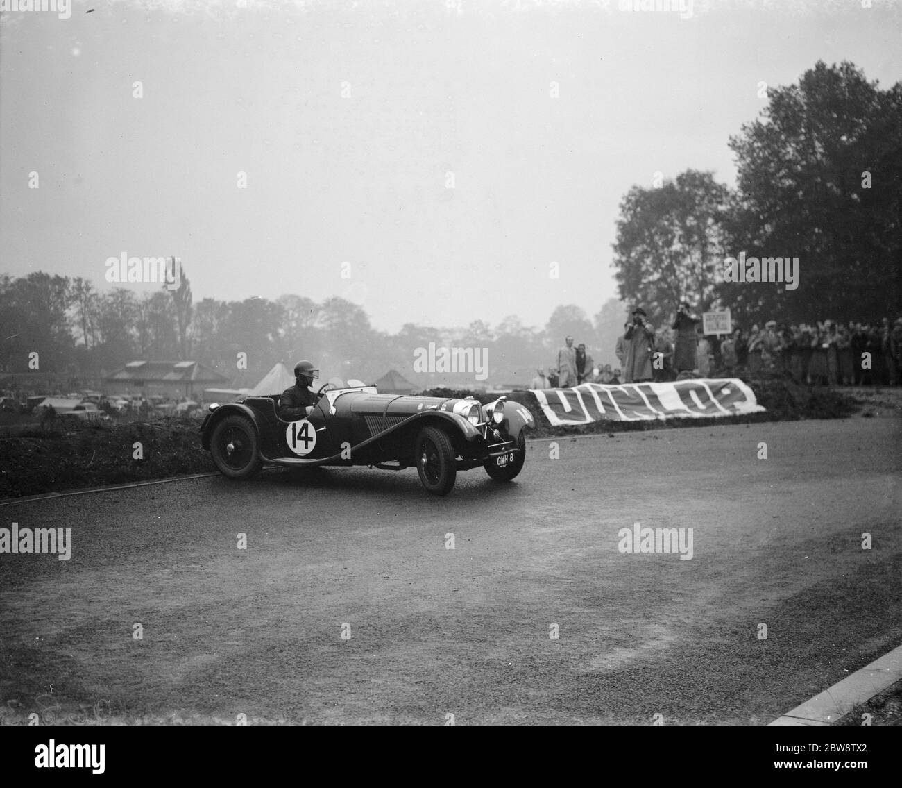 Il Crystal Palace Road racing . Un D Taylor gira la sua auto fuori . 1938 Foto Stock