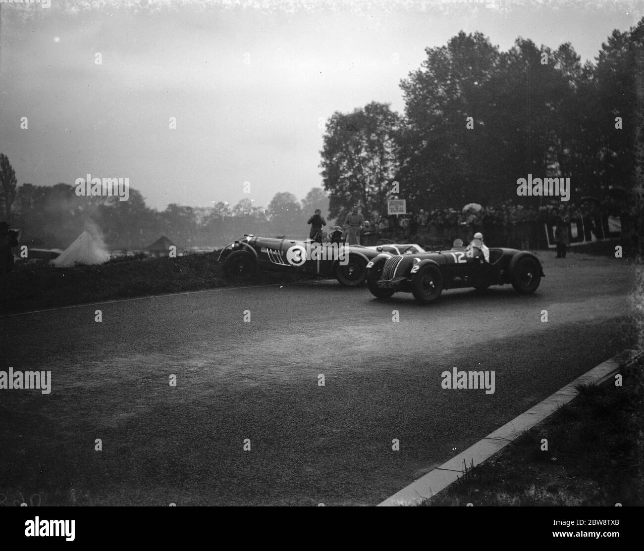 Un D Taylor e UN e AbCassis in gara nel Crystal Palace Road racing . Mentre un driver gira fuori dalla pista un altro sorpasso . 1938 Foto Stock