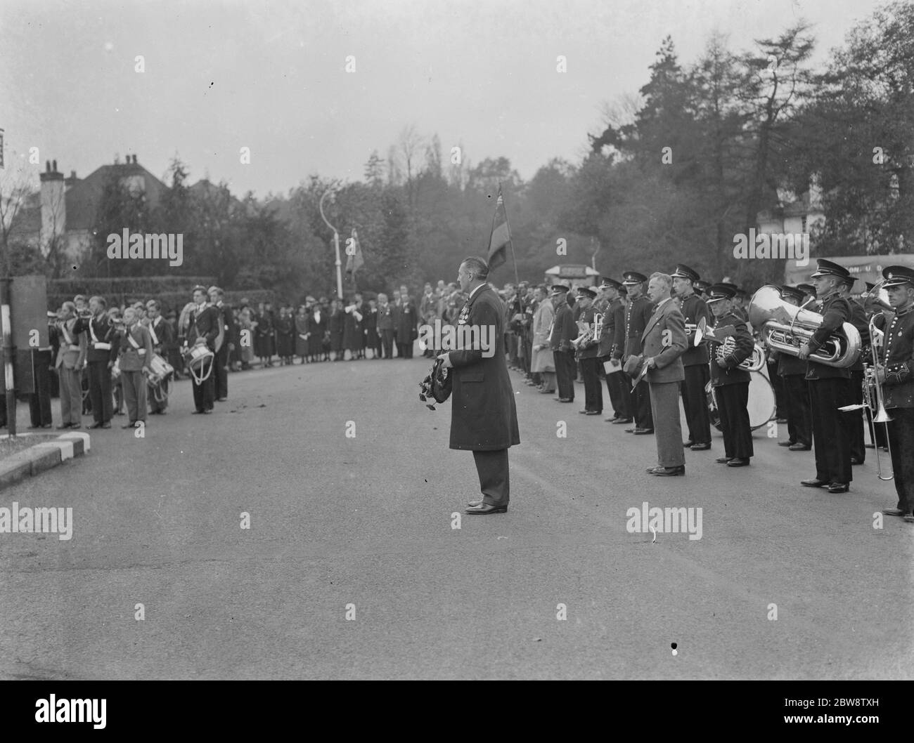 Armistice Memorial Service a Orpington , Kent . Capitano W o H Joynson che posa la corona . 6 novembre 1938 Foto Stock