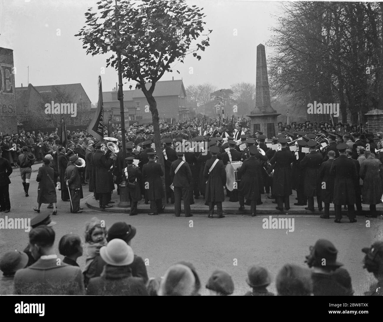 Servizio memoriale armistizio a Bexleyheath , Kent . Il reverendo canonico Mallison guida la cerimonia . 6 novembre 1938 Foto Stock