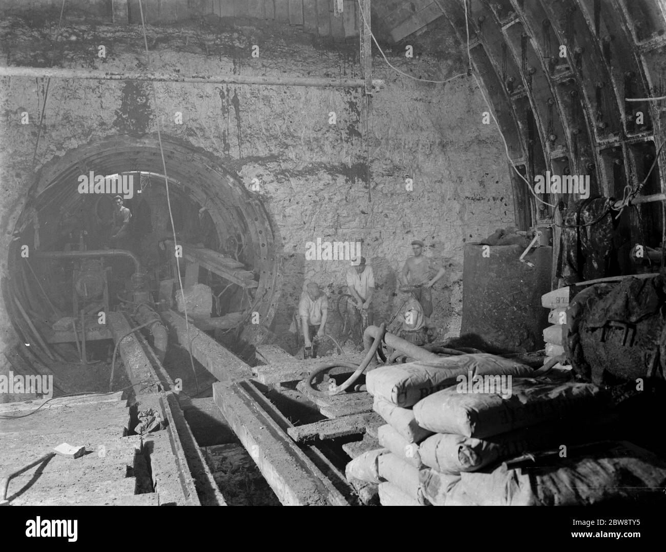 La costruzione del tunnel di Dartford . Lavoratori che costruiscono lo scudo principale per la tunnellatura, presso l'ingresso del tunnel pilota. 1938 Foto Stock