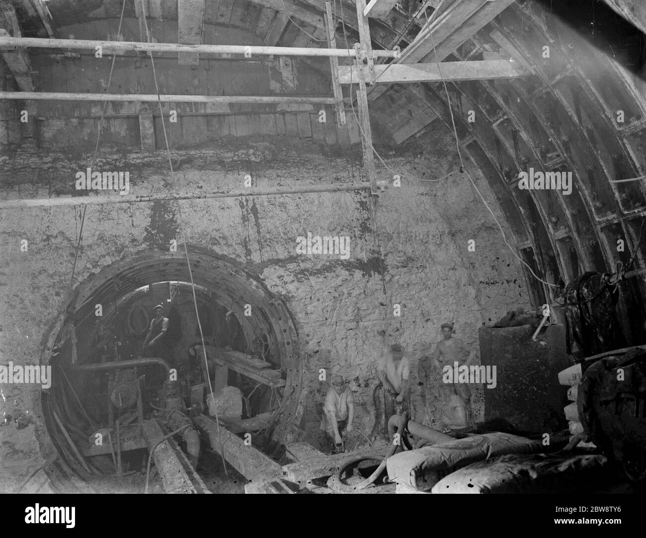 La costruzione del tunnel di Dartford . Lavoratori che costruiscono lo scudo principale per la tunnellatura, presso l'ingresso del tunnel pilota. 1938 Foto Stock