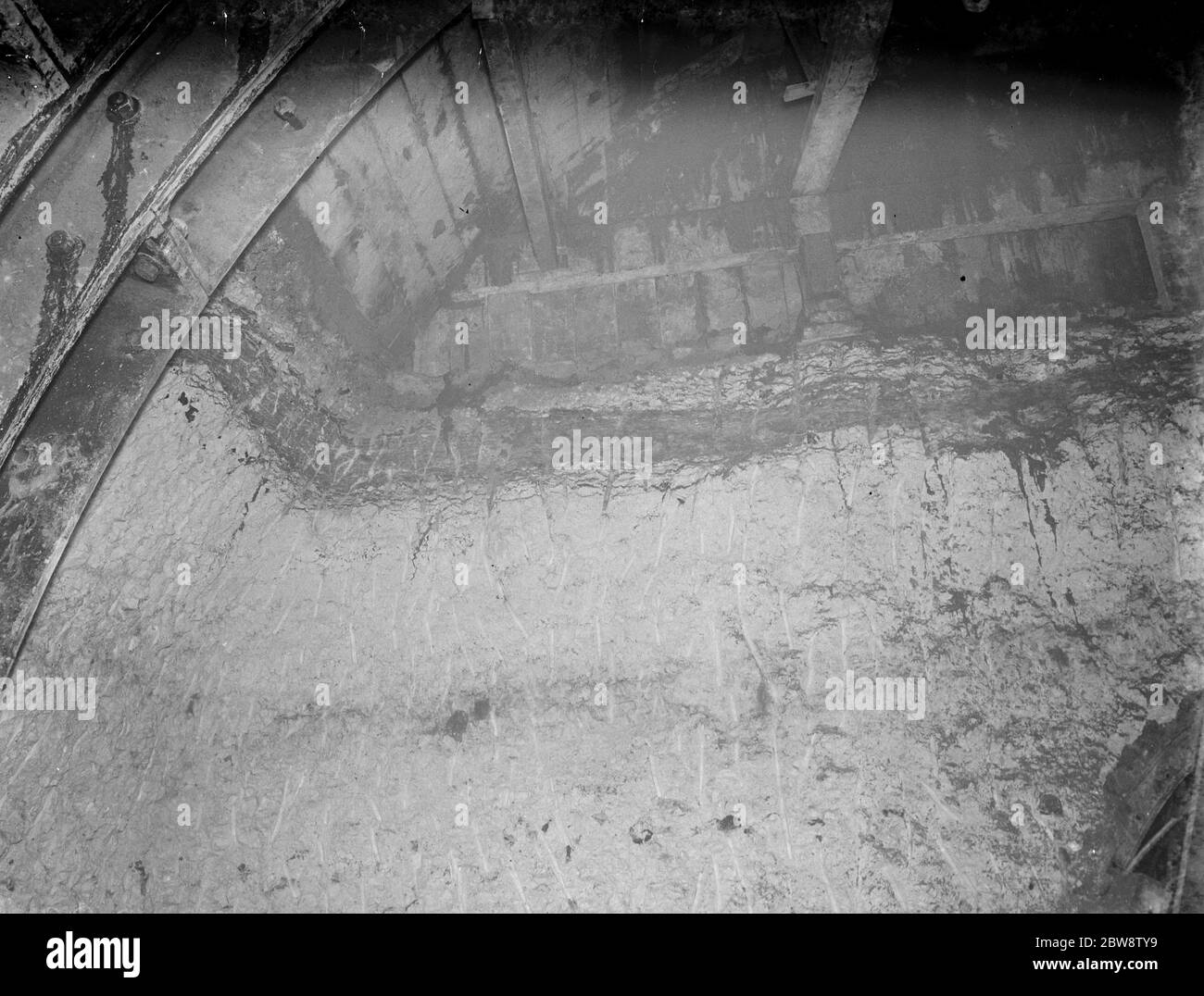 La costruzione del tunnel di Dartford . Una vista della cementazione intorno allo scudo del tunnel . 1938 Foto Stock