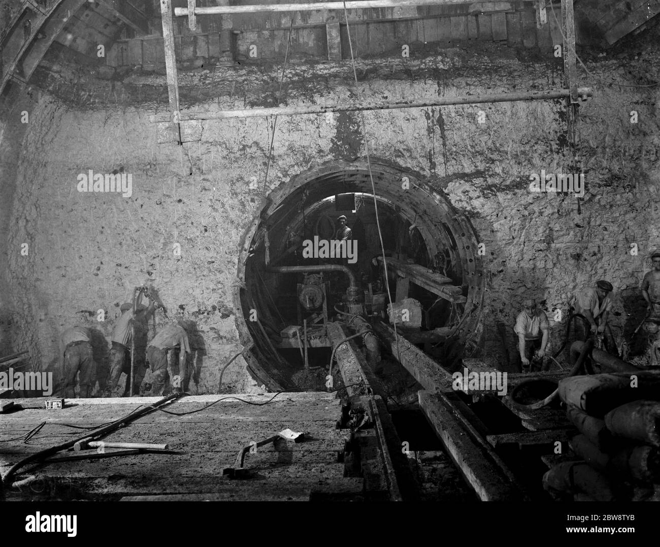 La costruzione del tunnel di Dartford . Lavoratori che costruiscono lo scudo principale per la tunnellatura, presso l'ingresso del tunnel pilota. 1938 Foto Stock