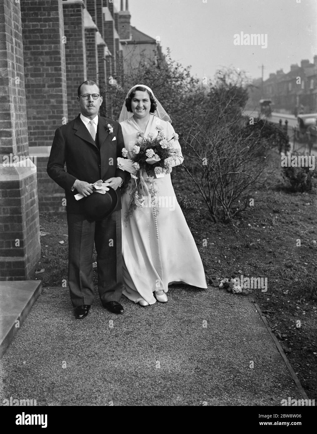 Le nozze di e Bryant e Miss Monk a St Lukes a Eltham , Londra . Lo sposo e lo sposo . 1938 Foto Stock