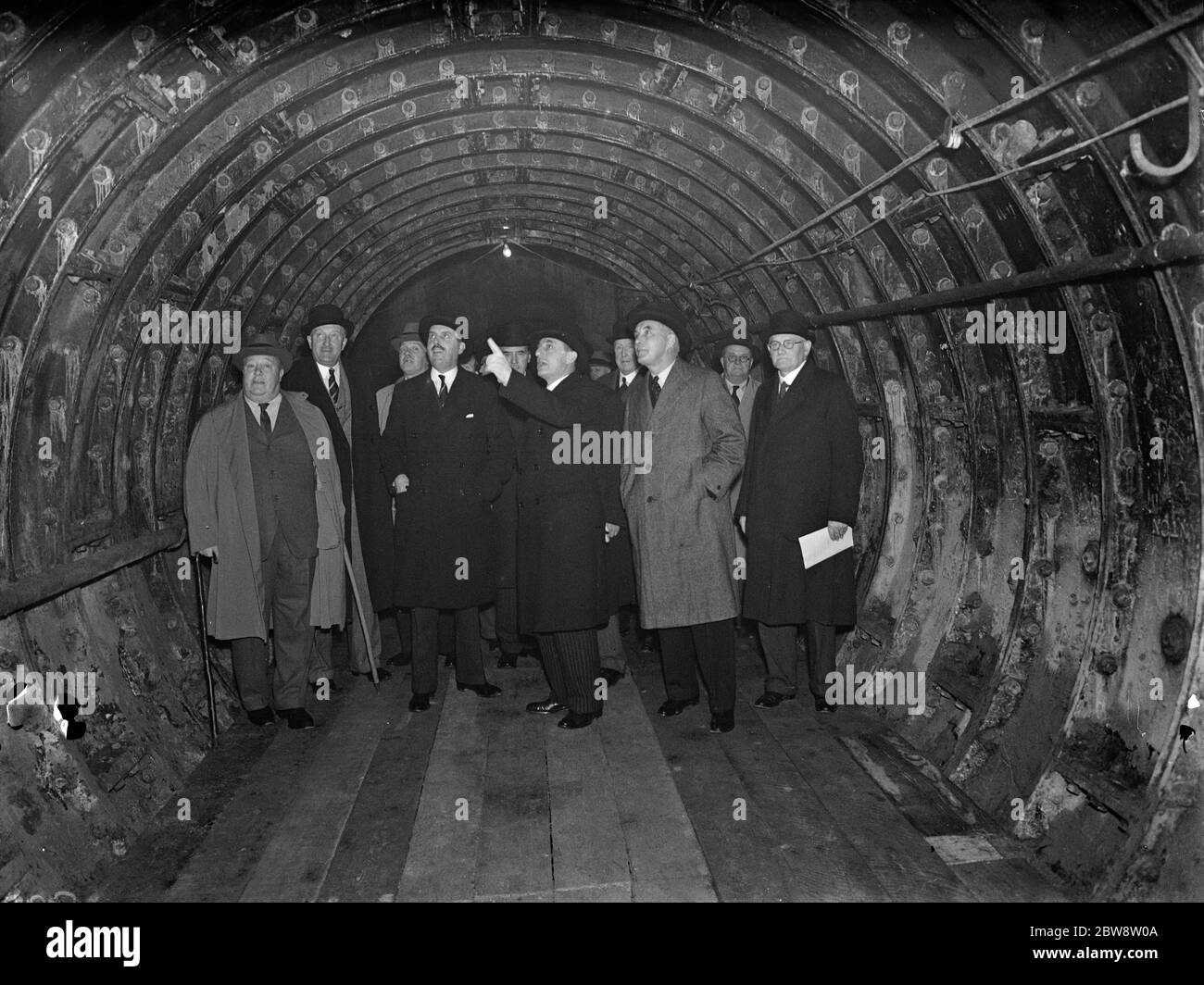 La costruzione del Dartford Tunnel , dove recentemente è stato completato un tunnel pilota . Il Ministro del Tansport, il sig. Leslie Burgin, con il Comitato del tunnel e il Consiglio della Contea del Kent, ispezionano l' interno del tunnel. 1938 Foto Stock