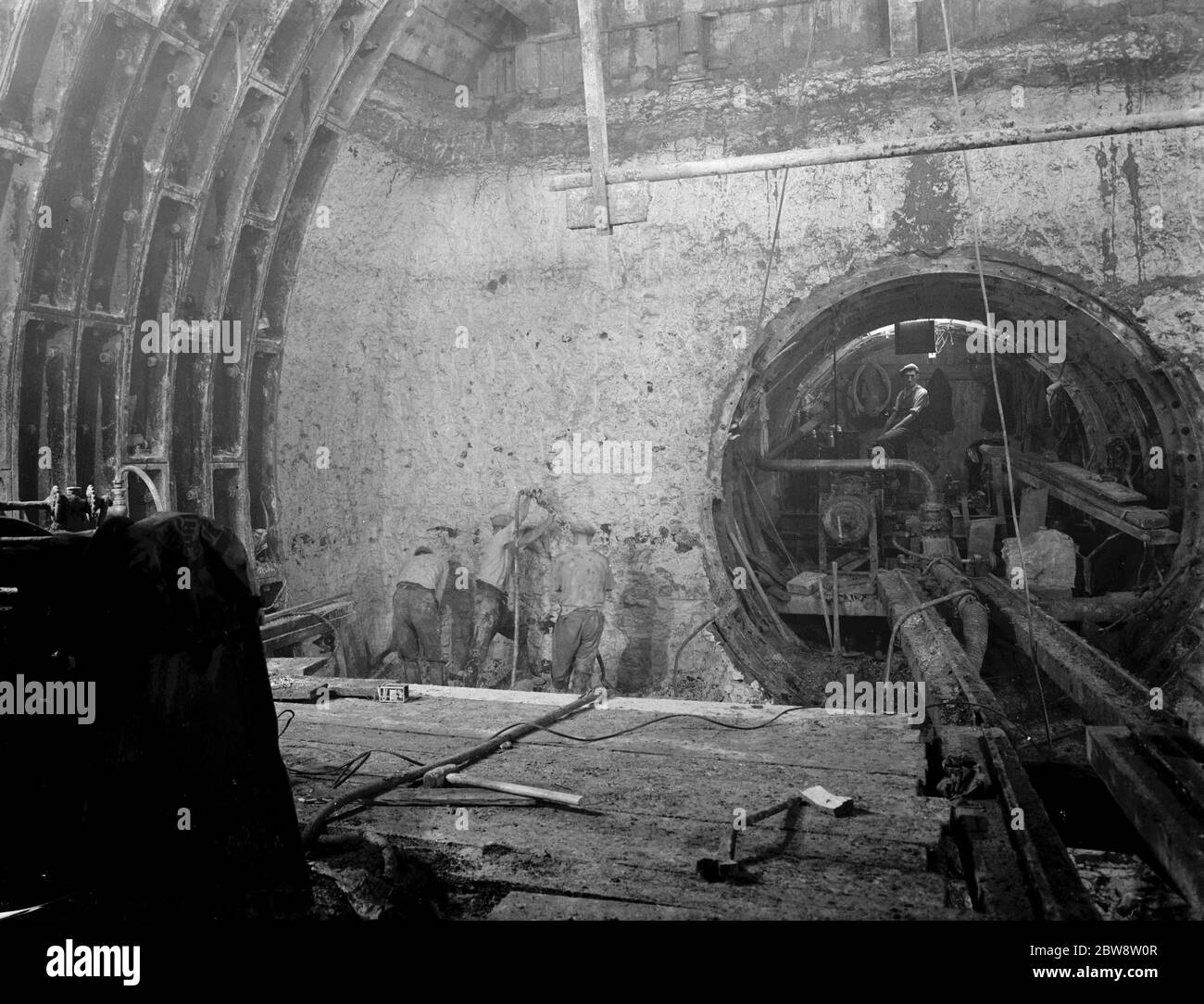 La costruzione del tunnel di Dartford . Lavoratori che costruiscono lo scudo principale per la tunnellatura, presso l'ingresso del tunnel pilota. 1938 Foto Stock