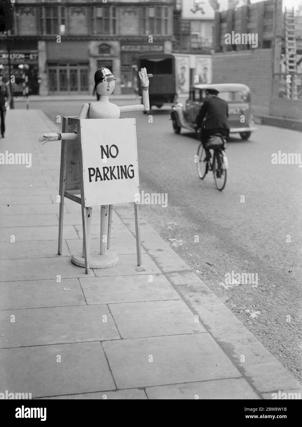 Un'insegna di strada nuova su Finchley Road. 1938 Foto Stock