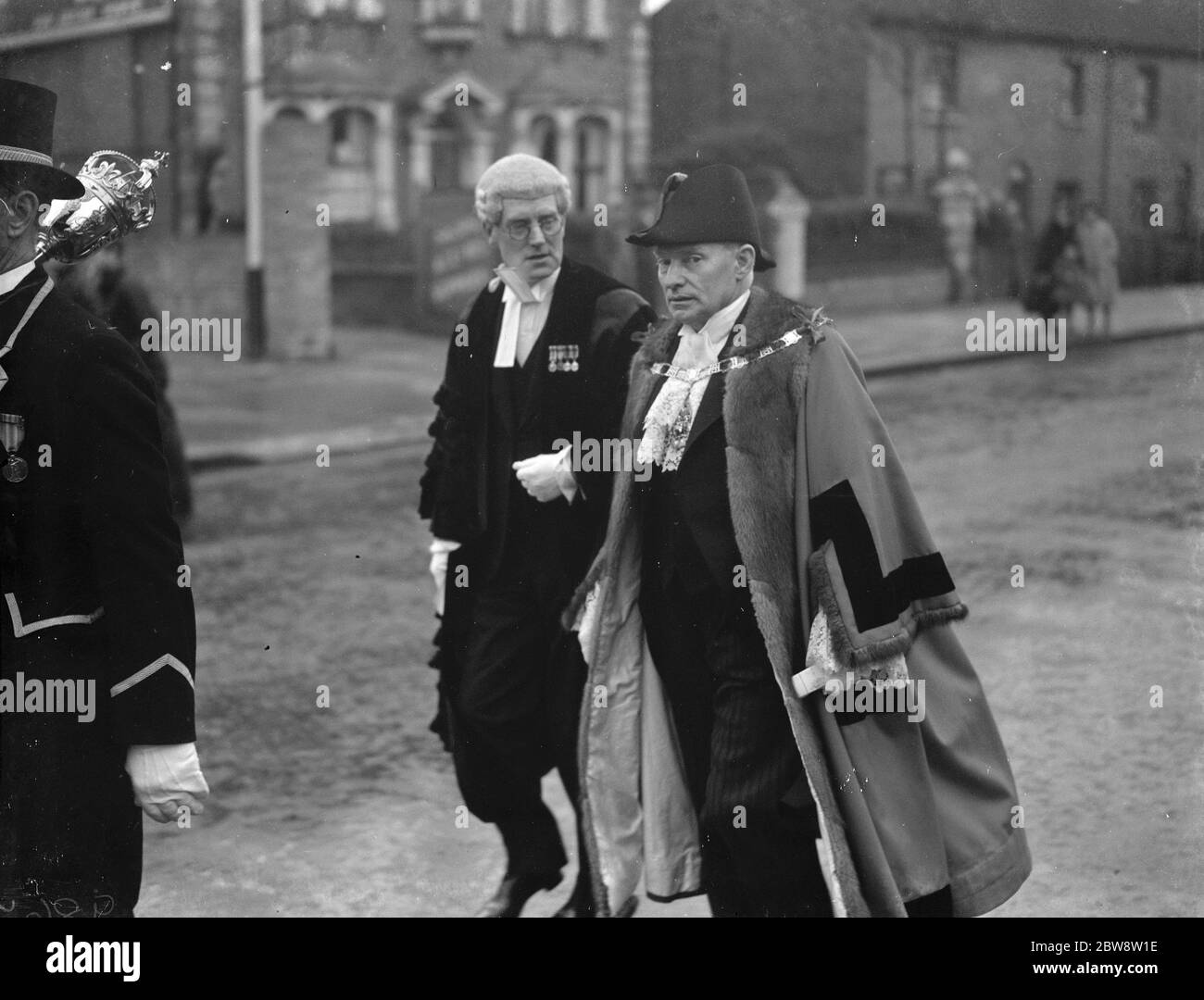 Processione di servizio civico a Bexleyheath , Kent . Davanti c'è C J Buckingham , seguito da Woodward Town Clerk (a sinistra) e dal Sindaco di Bexleyheath (a destra) . 20 novembre 1938 Foto Stock