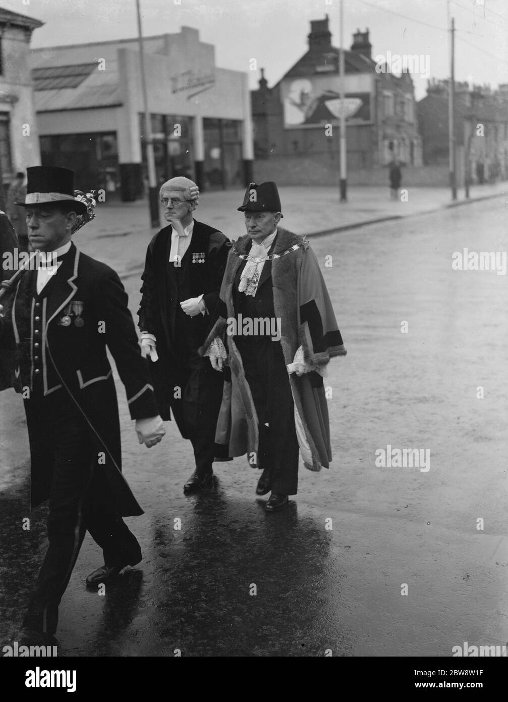 Processione di servizio civico a Bexleyheath , Kent . Davanti c'è C J Buckingham , seguito da Woodward Town Clerk (a sinistra) e dal Sindaco di Bexleyheath (a destra) . 20 novembre 1938 Foto Stock
