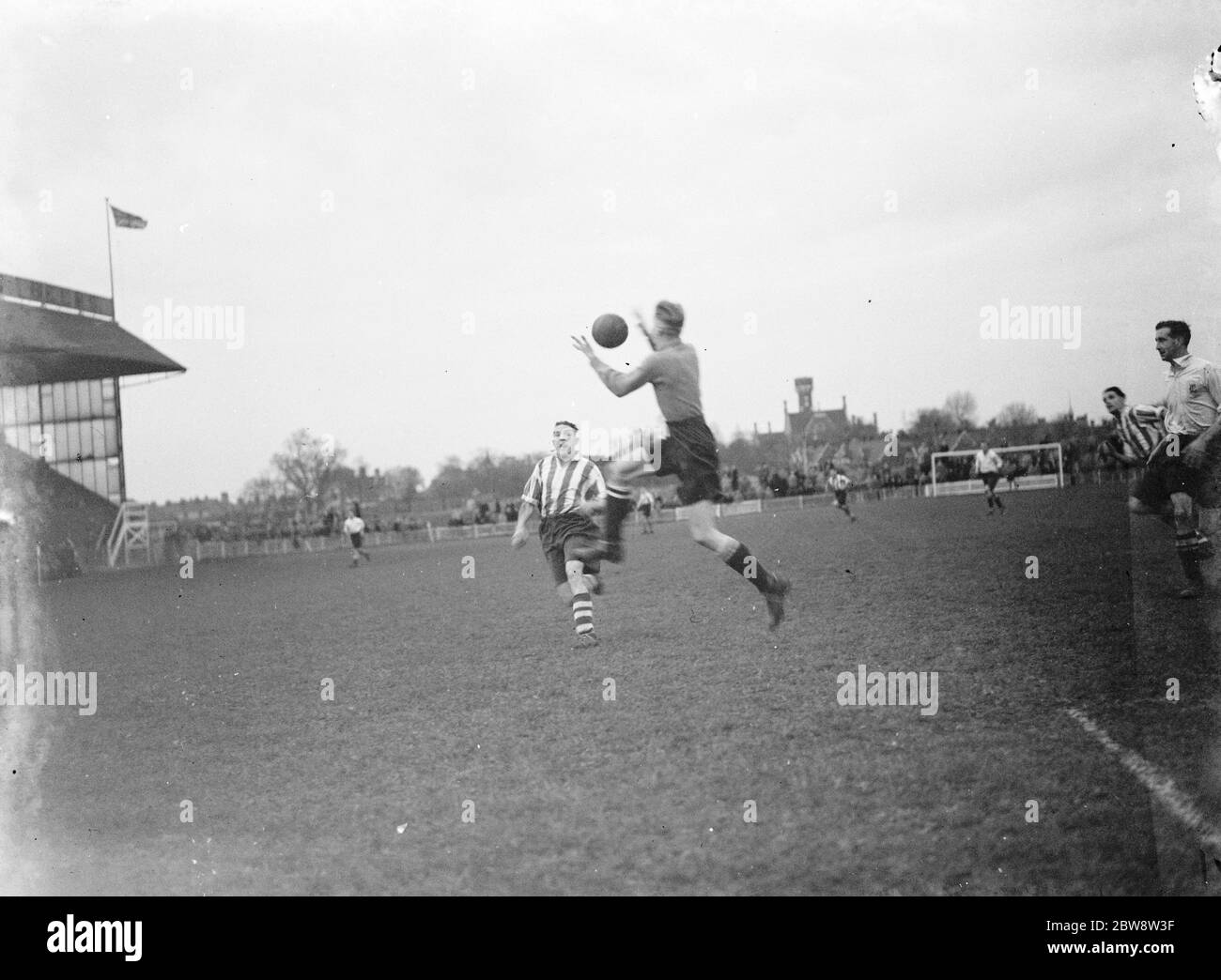 Dartford vs Corinthian Casuals - fa Cup - 12/11/38 il portiere esce a raccogliere la palla . 1938 Foto Stock