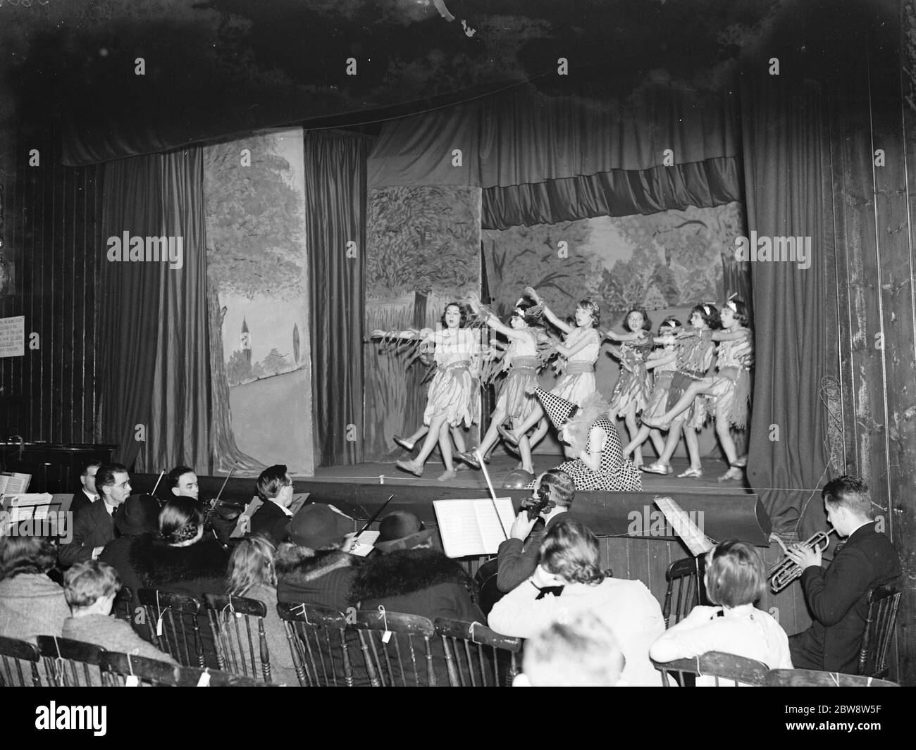 Cantando e ballando alla Scuola di Galley Hill a Swanscombe , Kent . 1936 Foto Stock