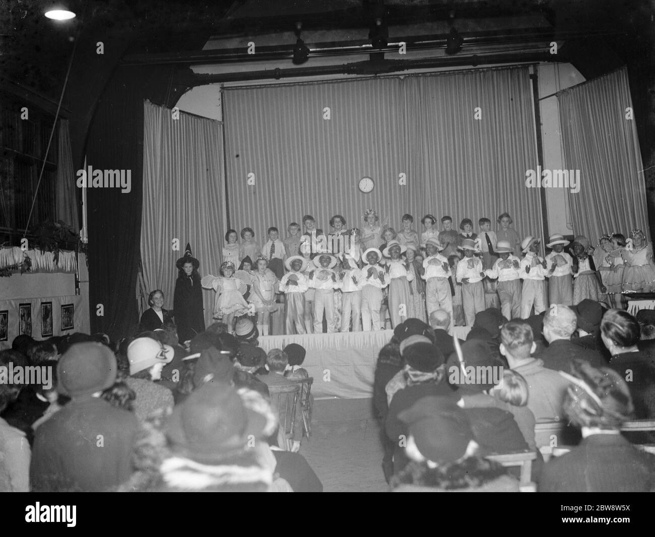 Un concerto di Annunciazione a Chislehurst , Kent . Bambini che eseguono la filastrocca 'Ten Little N.... Ragazzi'. 1936 . Foto Stock